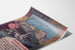Manifesto vintage Lourdes, località balneari, mostrato su una pagina leggermente curva, visto in prospettiva.