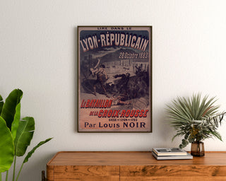 Manifesto vintage Lyon Républicain, Bataillon Croix-Rousse, incorniciato sopra una commoda in legno, tra piante.