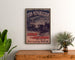 Manifesto vintage Lyon Républicain, Bataillon Croix-Rousse, incorniciato sopra una commoda in legno, tra piante.