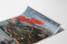 Manifesto vintage Mont-Revard, ferrovia a cremagliera, presentato su una stampa curvata, vista in prospettiva.