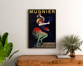 Manifesto vintage Mugnier. Aperitivo al vino di Borgogna, incorniciato sopra una cassettiera in legno, tra delle piante.