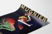 Manifesto vintage Mugnier. Aperitivo al vino di Borgogna, presentato su una pagina curva, visto in prospettiva.
