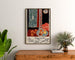 Poster vintage Nice, lavoro e gioia, incorniciato sopra una cassettiera in legno, tra delle piante.