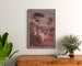 Poster vintage P. L. M. Hyères, incorniciato sopra una cassettiera in legno, tra piante.