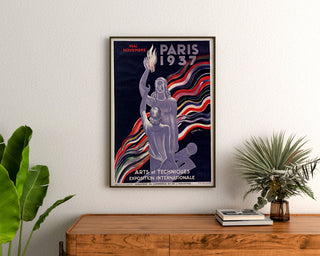 Poster vintage Paris 1937, Arts et techniques, incorniciato sopra una cassettiera in legno, tra piante.