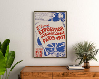 Manifesto vintage Parigi 1937, esposizione internazionale, incorniciato sopra una cassettiera in legno, tra piante.