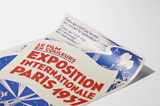 Manifesto vintage Parigi 1937, esposizione internazionale, presentato su una stampa curvata, vista in prospettiva.