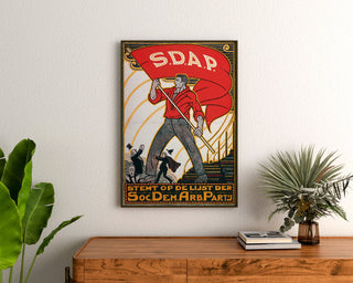 Manifesto vintage Stemt SDAP, elezioni, incorniciato sopra una cassettiera in legno, tra piante.