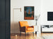 Manifesto vintage Thann, esposizione industriale, incorniciato in un soggiorno con poltrona arancione e lampada da terra.