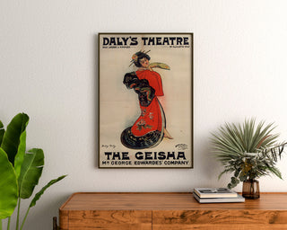 Manifesto vintage The Geisha, Daly’s Theatre, incorniciato sopra una cassettiera in legno, tra piante.