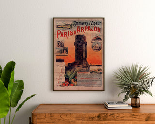 Manifesto vintage Tramway Paris-Arpajon, incorniciato sopra una cassettiera di legno, tra piante.