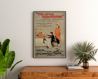 Manifesto vintage Two Little Vagabonds, incorniciato sopra una cassettiera in legno, tra piante.