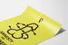 Poster minimalista giallo con disegno simbolico Amnesty for Halliker