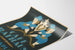 Vista ravvicinata del manifesto Café Rathaus, figure blu su nero