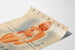 Poster vintage dello stadio di nuoto con donna in costume a pois rossi