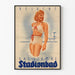 Poster vintage dello stadio di nuoto con donna in costume a pois rossi