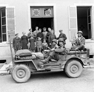 Jeep militaire avec soldats et civils - Débarquement en Normandie