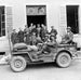 Jeep militare con soldati e civili - Sbarco in Normandia — vista dell’opera