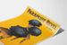 Poster vintage Parapluie-Revel con sfondo giallo